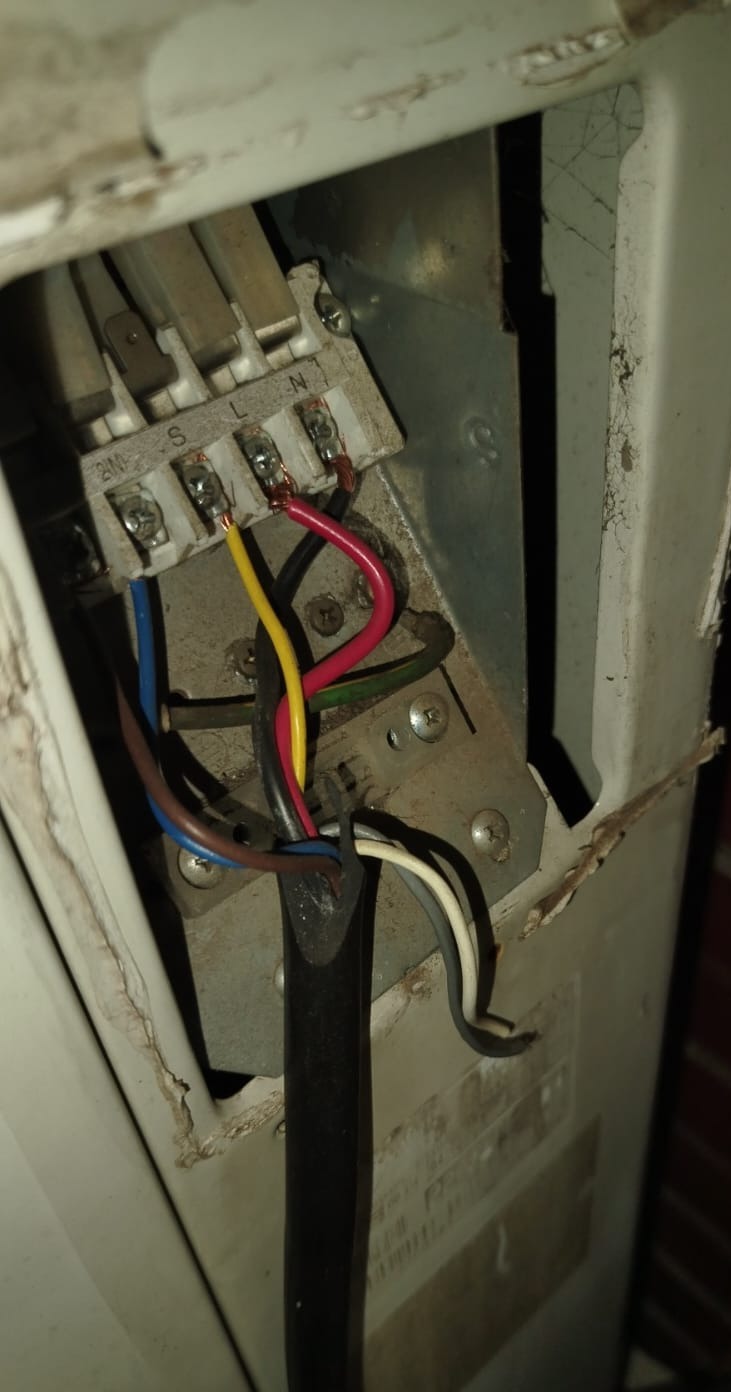 fiação elétrica interna de condensador com bornes S, L e N e cabos coloridos