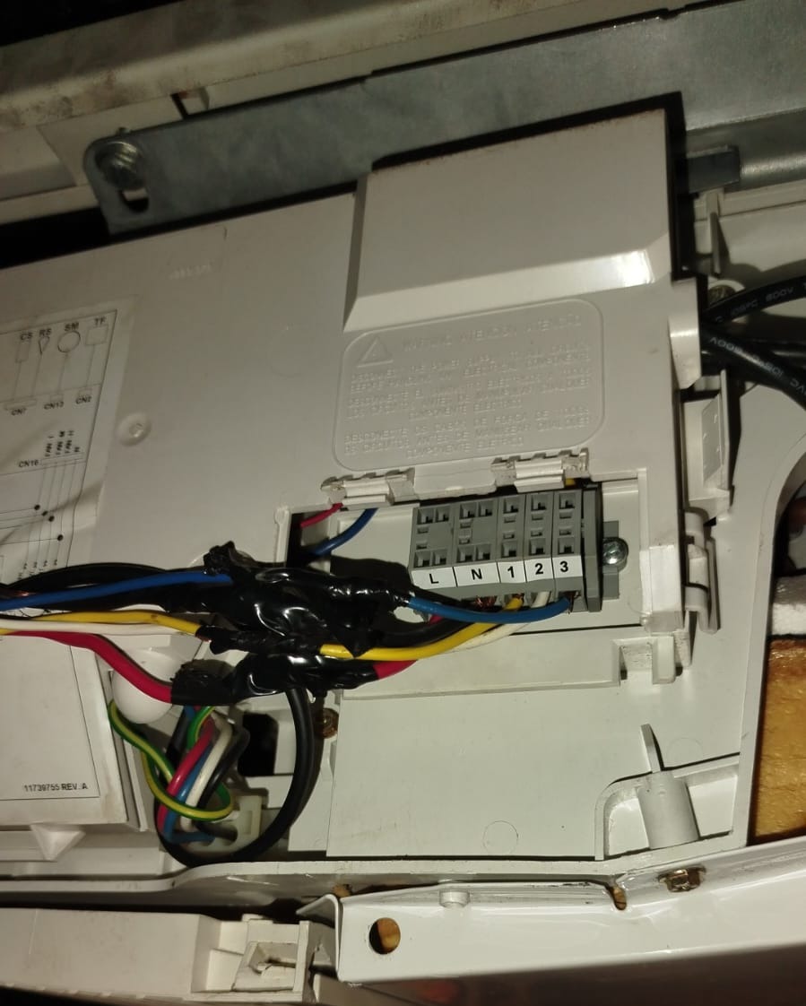 conexão elétrica interna de aparelho de ar-condicionado durante serviço
